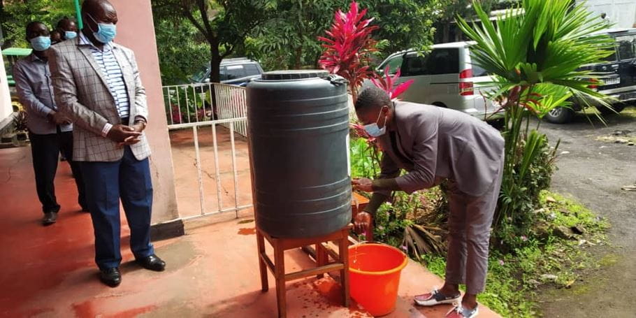 Faith leaders queue to use handwashing facilities in Goma, DRC. (Tearfund 2020)