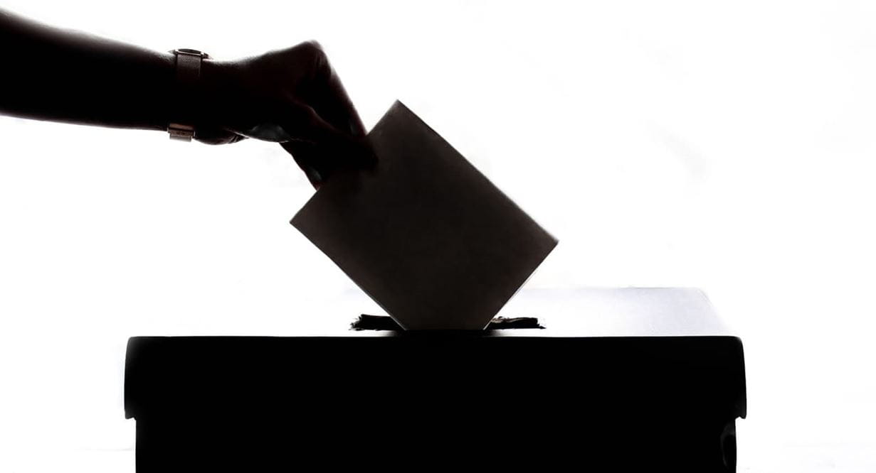 Voting in a ballot box (Pexels)