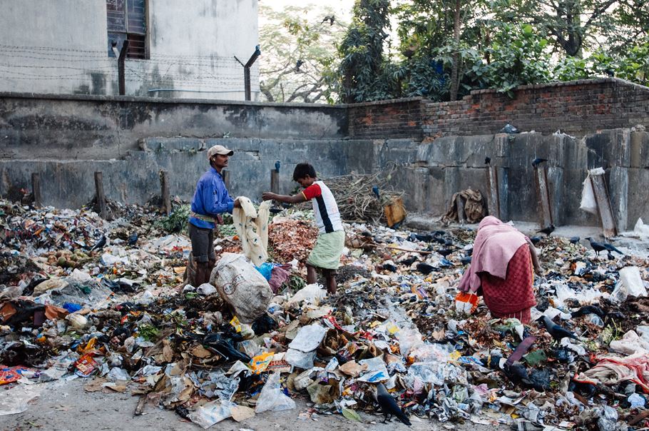 A group of locals pick through waste in Calcutta, India. Andrew Philip/Tearfund