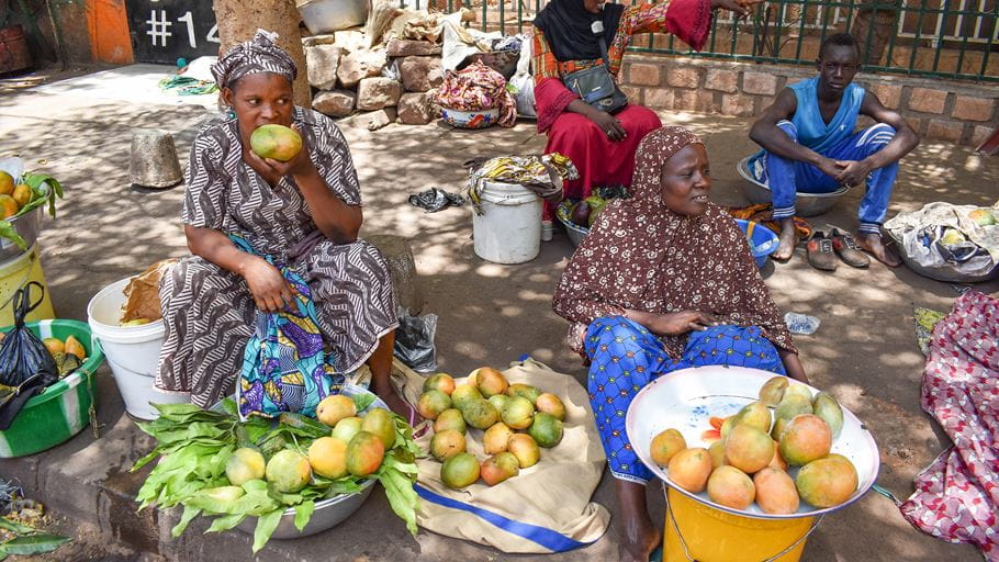 Street vendors selling fresh fruit in Mali. Credit: Steve Goddard/Tearfund