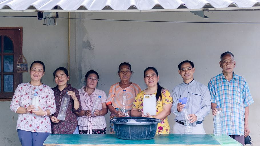Members of Ruammit Church helping to make washing-up liquid.