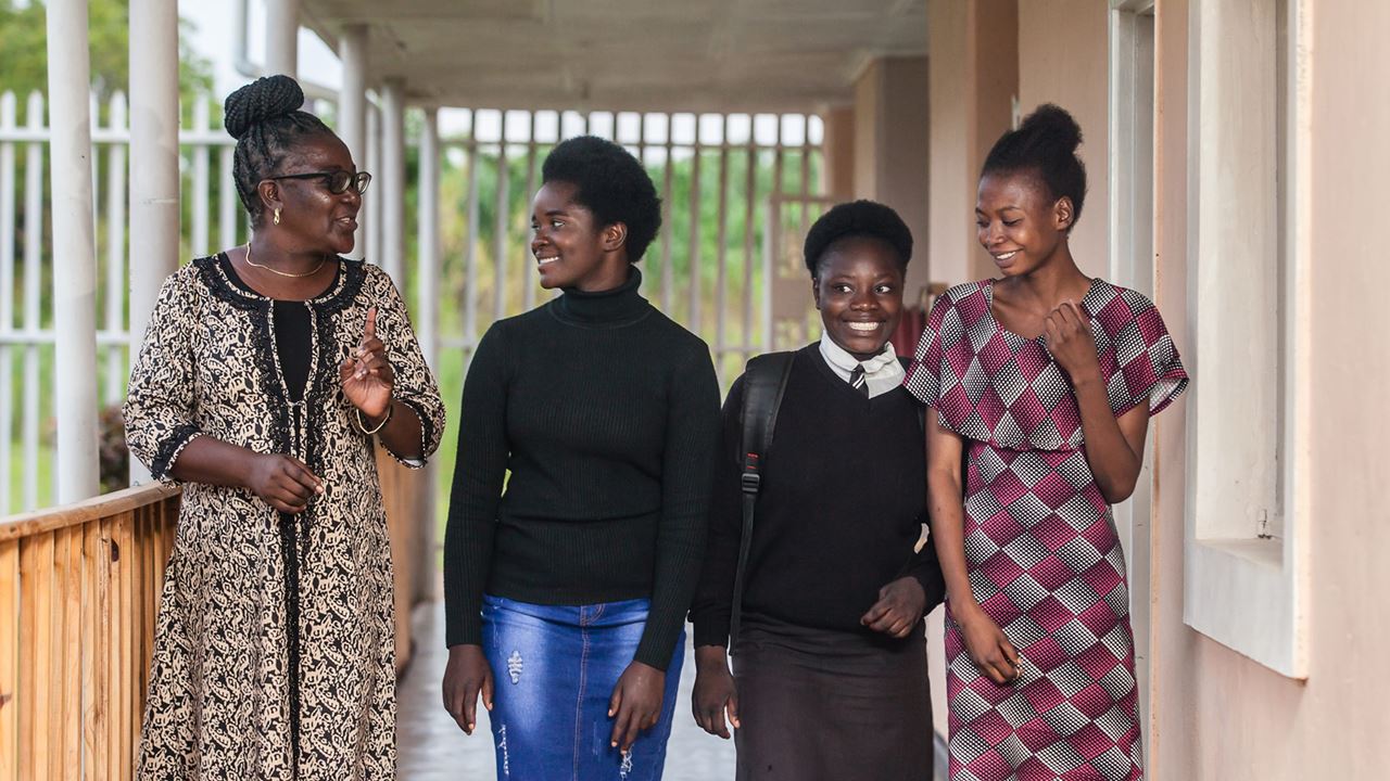 Matron talking to 3 girls