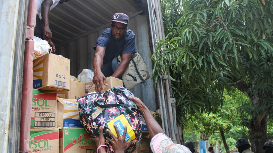 Tearfund staff and volunteers distribute emergency response kits for those affected by the deadly earthquake that struck Haiti on 14 August 2021. Credit: Richard Pierrin/Tearfund