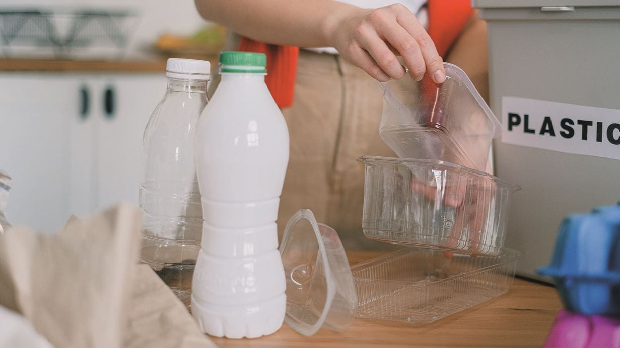 Reduce the amount of single use plastic in your kitchen by swapping cling film and sponges with eco-friendly alternatives. 