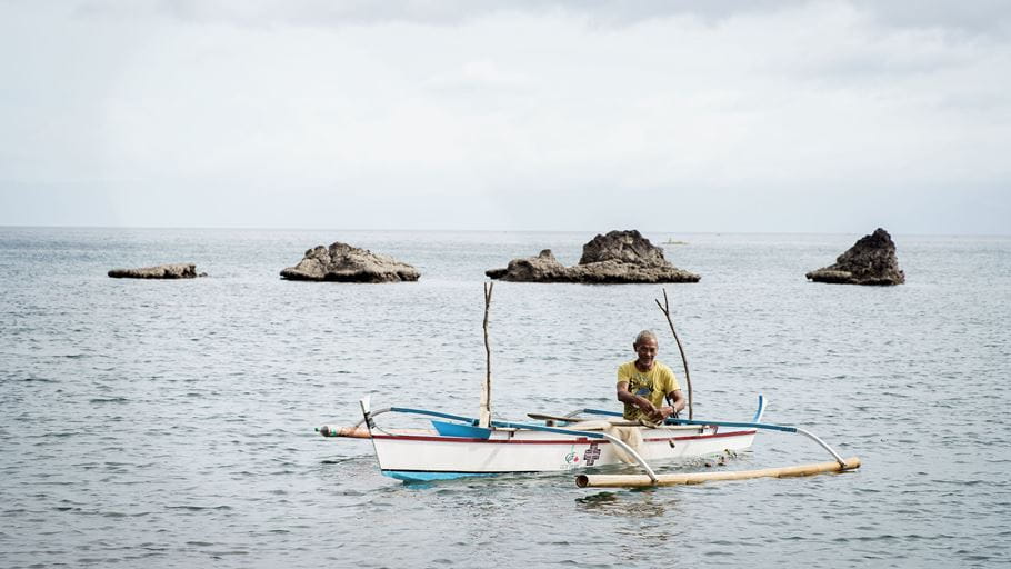 Filipino fisherman Francisco goes out to sea. Photo: Reynaldo A. Concepcion Jr./Tearfund