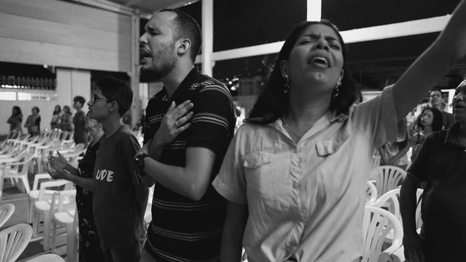 Members of the congregation of Coqueiral Baptist Church engaging in worship.