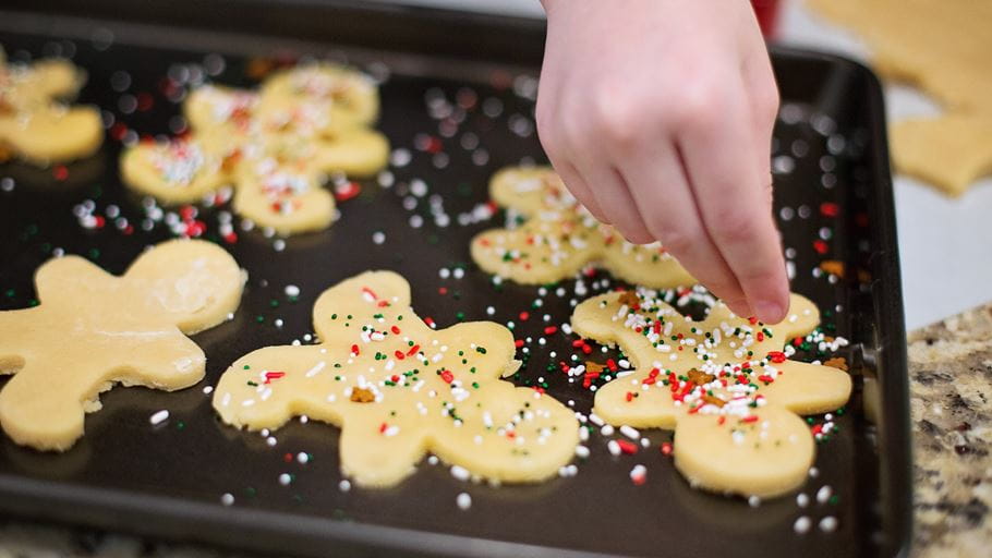 Gingerbread men being decorated with colourful sprinkles. Image: PixaBay/Pexels
