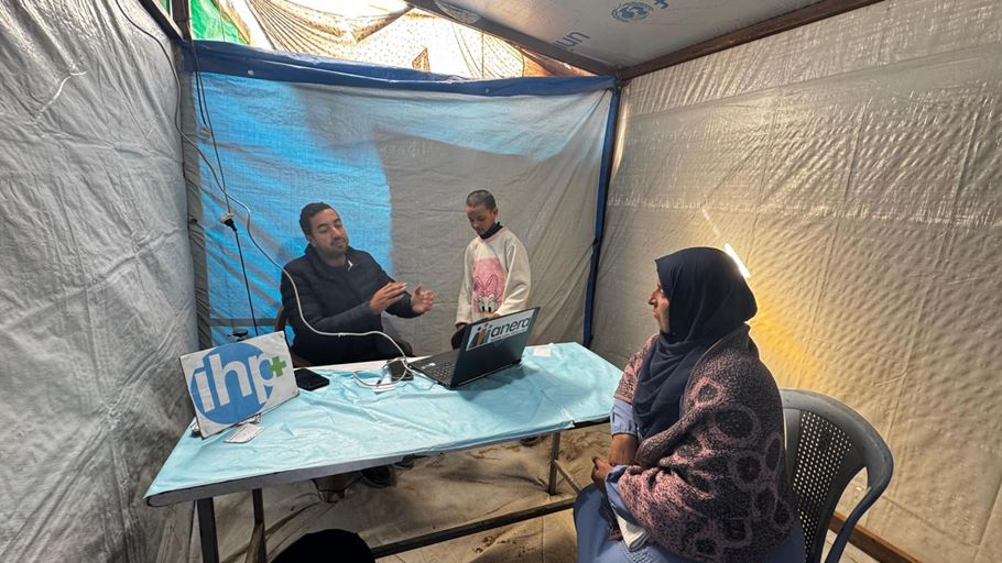 Maha at a field clinic in Gaza with her mother